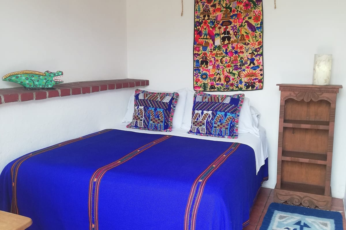 Tiny Double Room, Shared Bathroom, Upstairs | Seprai antialergi, Wi-Fi gratis, dan seprai linen