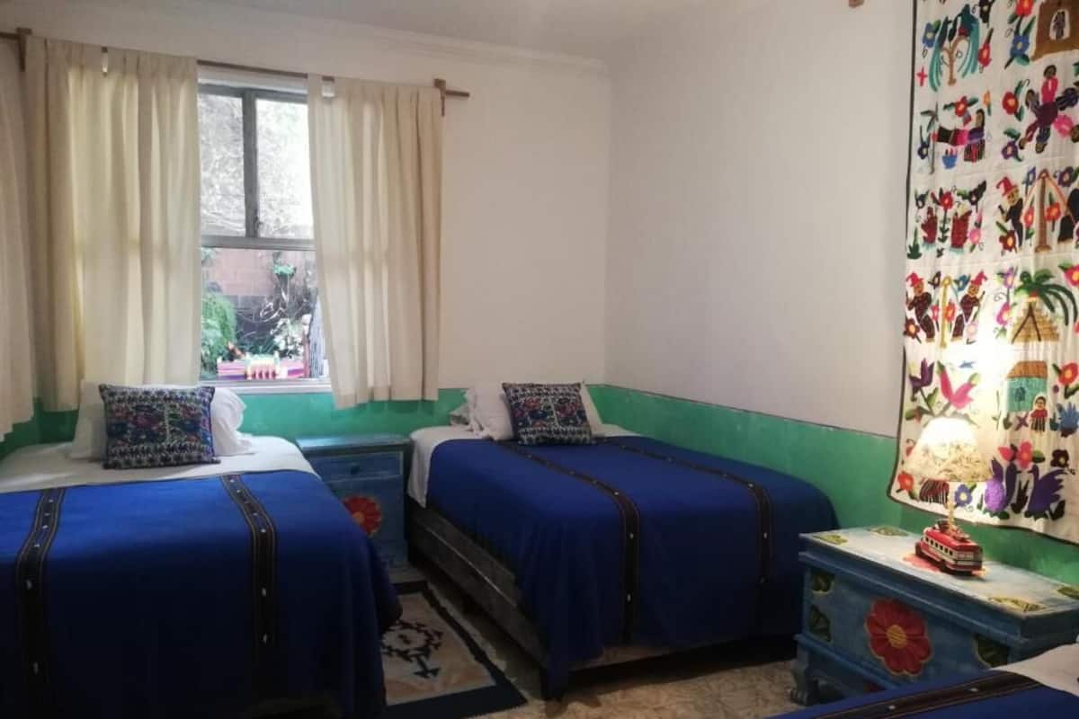Kamar Triple Basic, 3 Tempat Tidur Twin | Seprai antialergi, Wi-Fi gratis, dan seprai linen