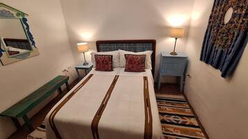 Hypo-allergenic bedding, free WiFi, bed sheets