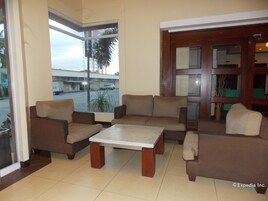 Área de estar no saguão