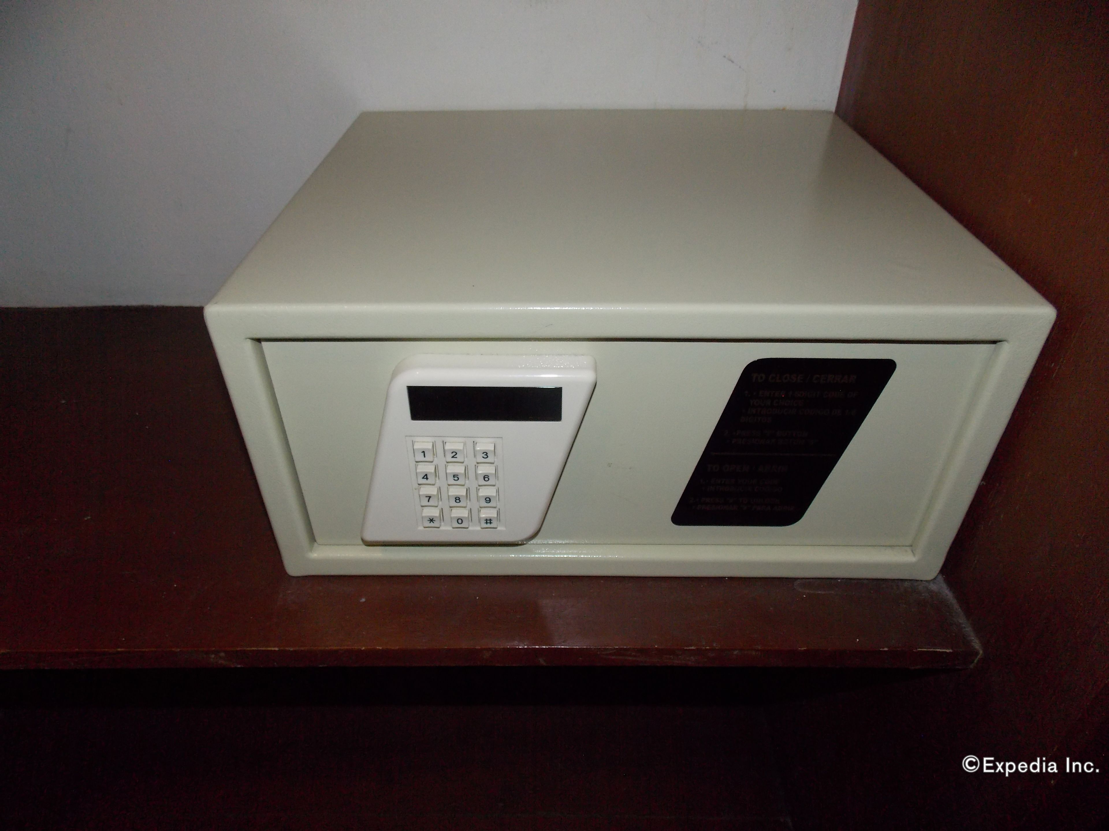 Un four à micro-ondes doté d’un clavier et d’un panneau de commande, posé sur une surface en bois.