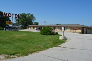 Front of property - Edgetowner Motel (De Soto)