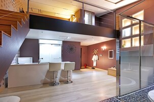 皇家复式 (No Breakfast on Monday & Tuesday) | 起居区 | 平板电视