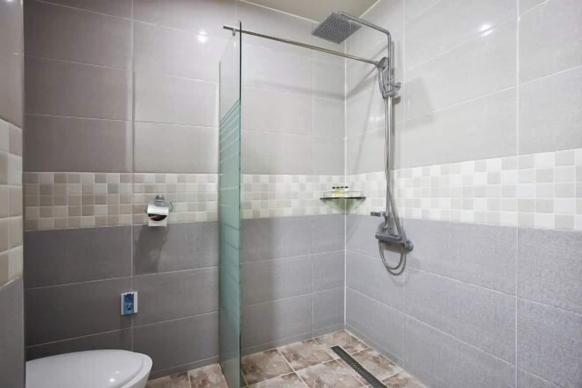 Bathroom | Free toiletries, hair dryer, heated floors, towels