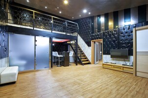 家庭套房, 2 间卧室 (No Breakfast on Monday & Tuesday) | 起居区 | 平板电视