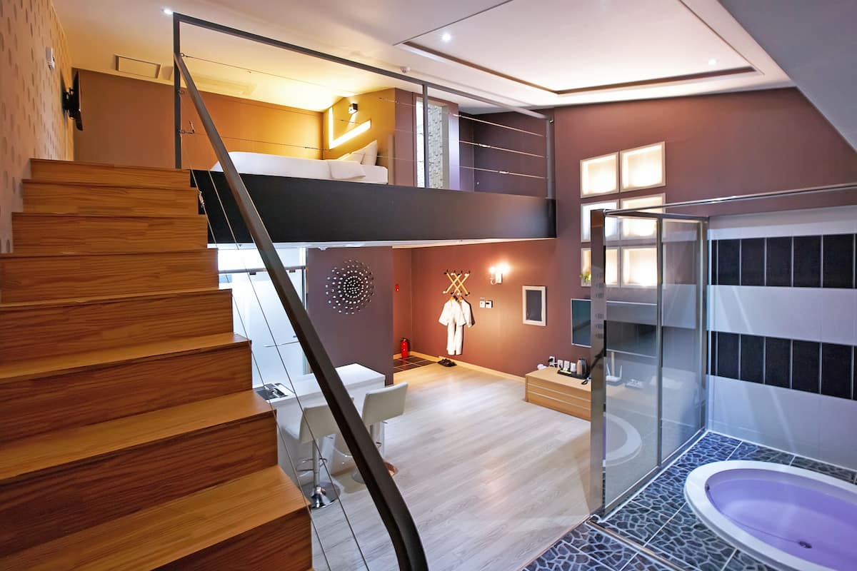 Royal Duplex | Living area | Flat-screen TV
