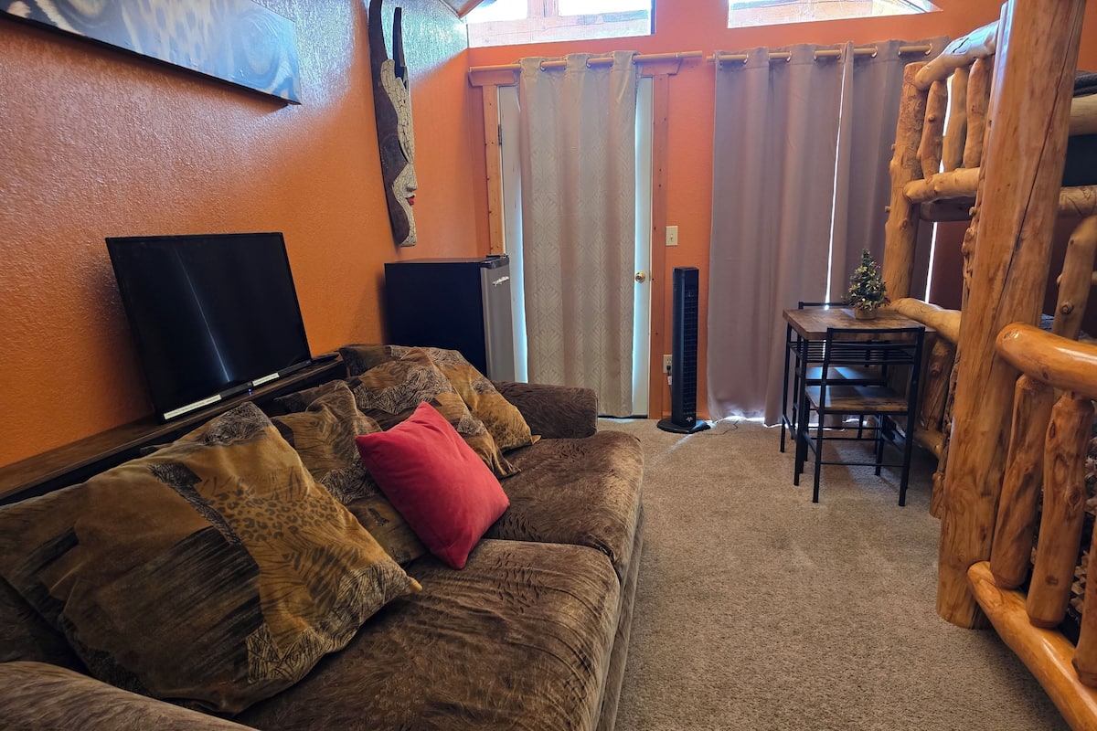 1. Mt. Princeton Room | เครื่องนอนระดับพรีเมียม, เตียง Tempur-Pedic, โต๊ะทำงาน