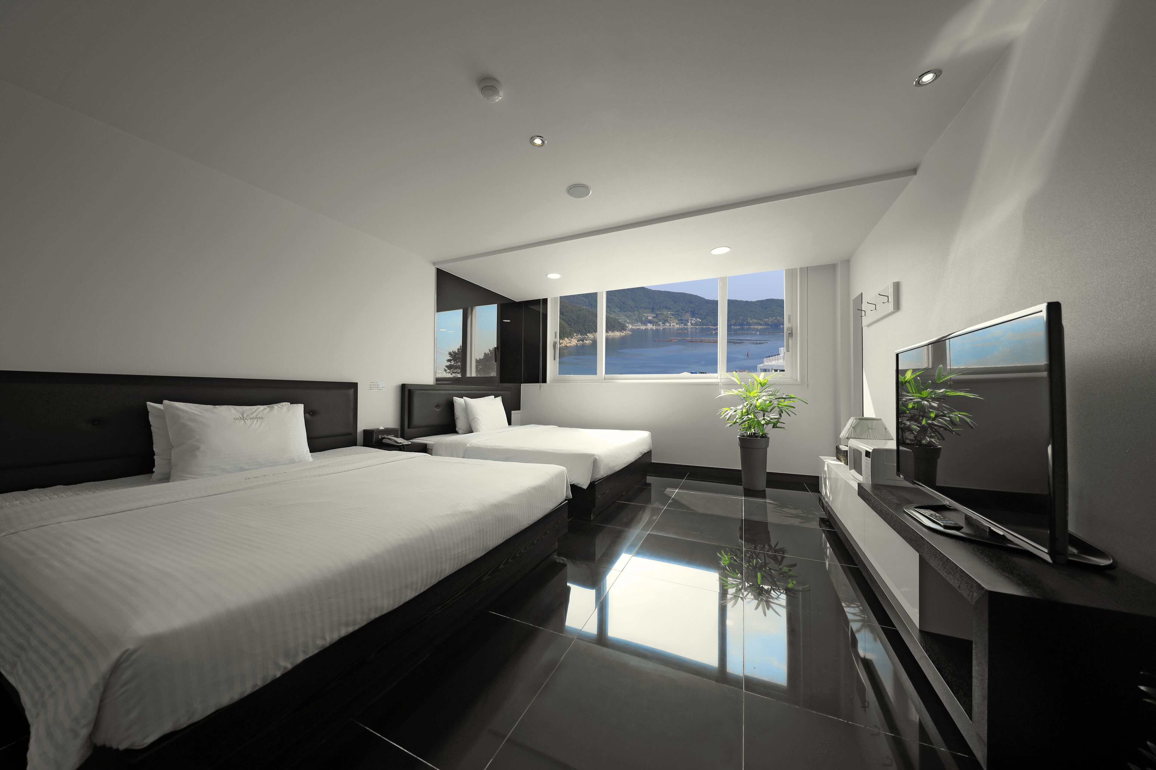 deluxe twin | blackout curtains, free wifi, bed sheets