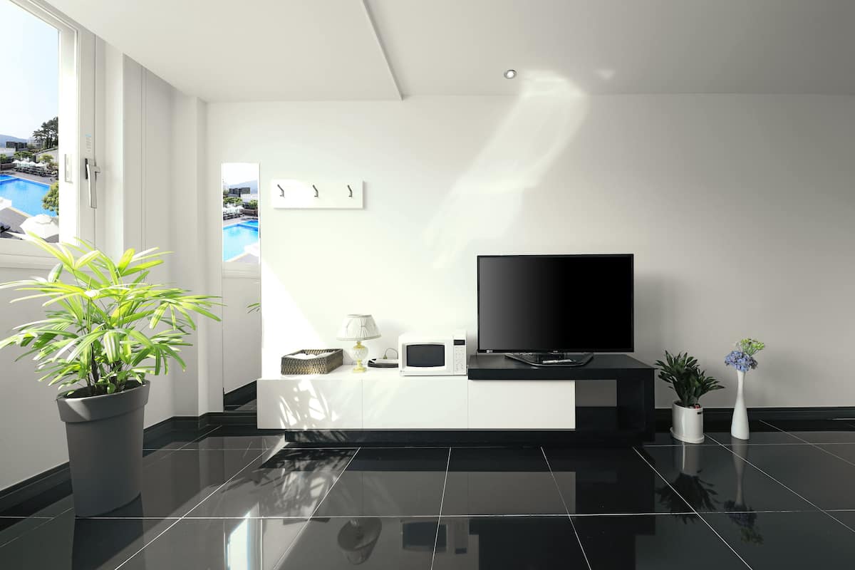 deluxe twin | blackout curtains, free wifi, bed sheets