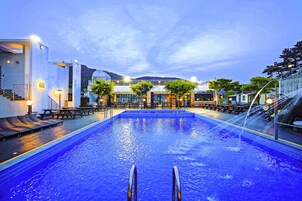 Sezonluk açık havuz, 6 ve 21 saatleri arasında açık, havuz şemsiyeleri 