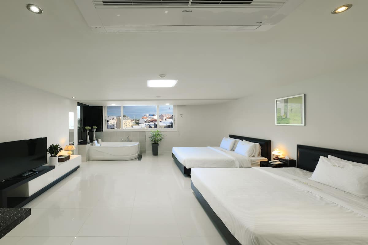 Suite | Blackout drapes, WiFi (free), bed sheets