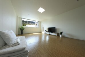 Cortinas blackout, wifi gratis y ropa de cama 