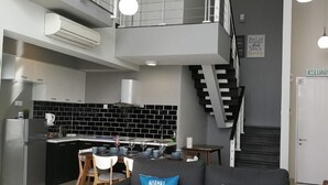 Un apartamento moderno con cocina, comedor y sala de estar.