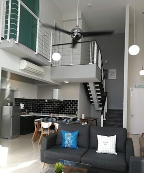 Appartement Duplex Panoramique, 2 chambres, balcon | Coin séjour | Télévision LED de 32 pouces avec chaînes par satellite, télévision