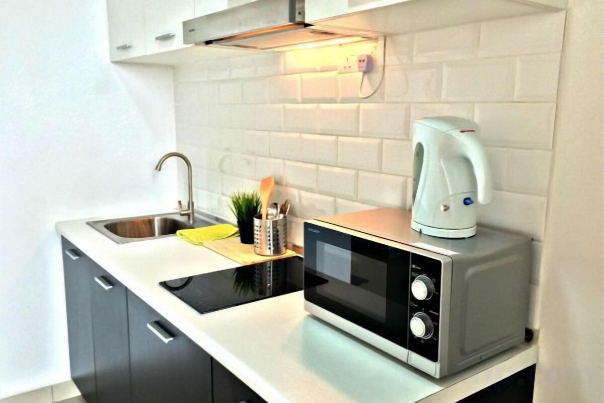 Private kitchen | Fridge, microwave, stovetop, cookware/dishes/utensils