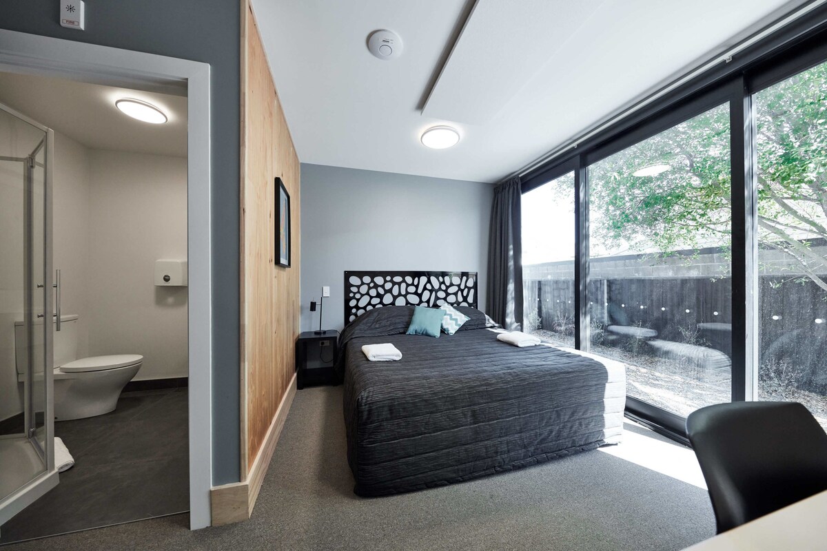 Double Ensuite | Iron/ironing board (on request), WiFi (free), bed sheets