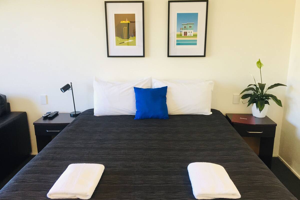 Garden Court Room | Iron/ironing board, free WiFi, bed sheets
