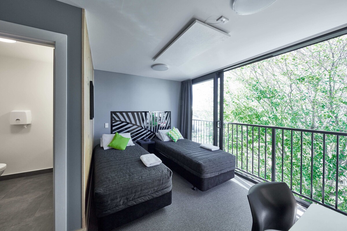 Twin Ensuite | Iron/ironing board (on request), WiFi (free), bed sheets