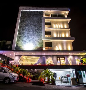 Voorkant accommodatie - avond/nacht