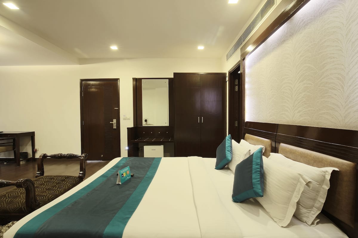 Doppia Deluxe, 1 letto matrimoniale, frigorifero | 1 camera, una cassaforte in camera, una scrivania, ferro/asse da stiro