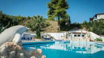 Outdoor pool, sun loungers
