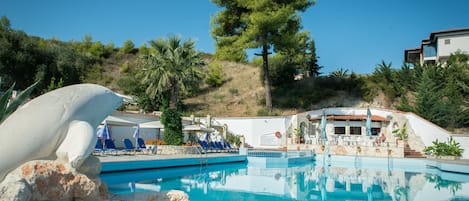 Una piscina al aire libre, tumbonas