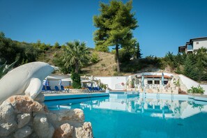 Outdoor pool, sun loungers - Halkidiki Palace (Kassandra)
