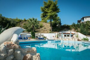 Piscina all'aperto, lettini