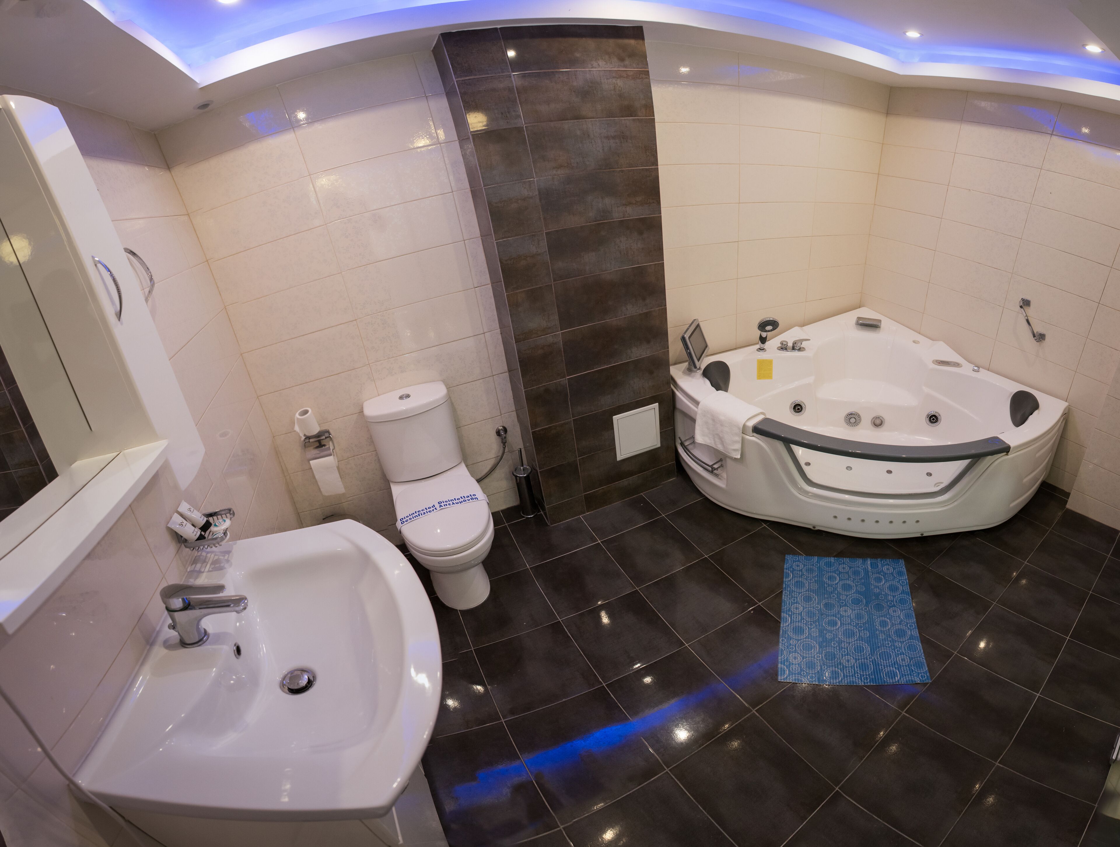 family quadruple room | jetted bathtub