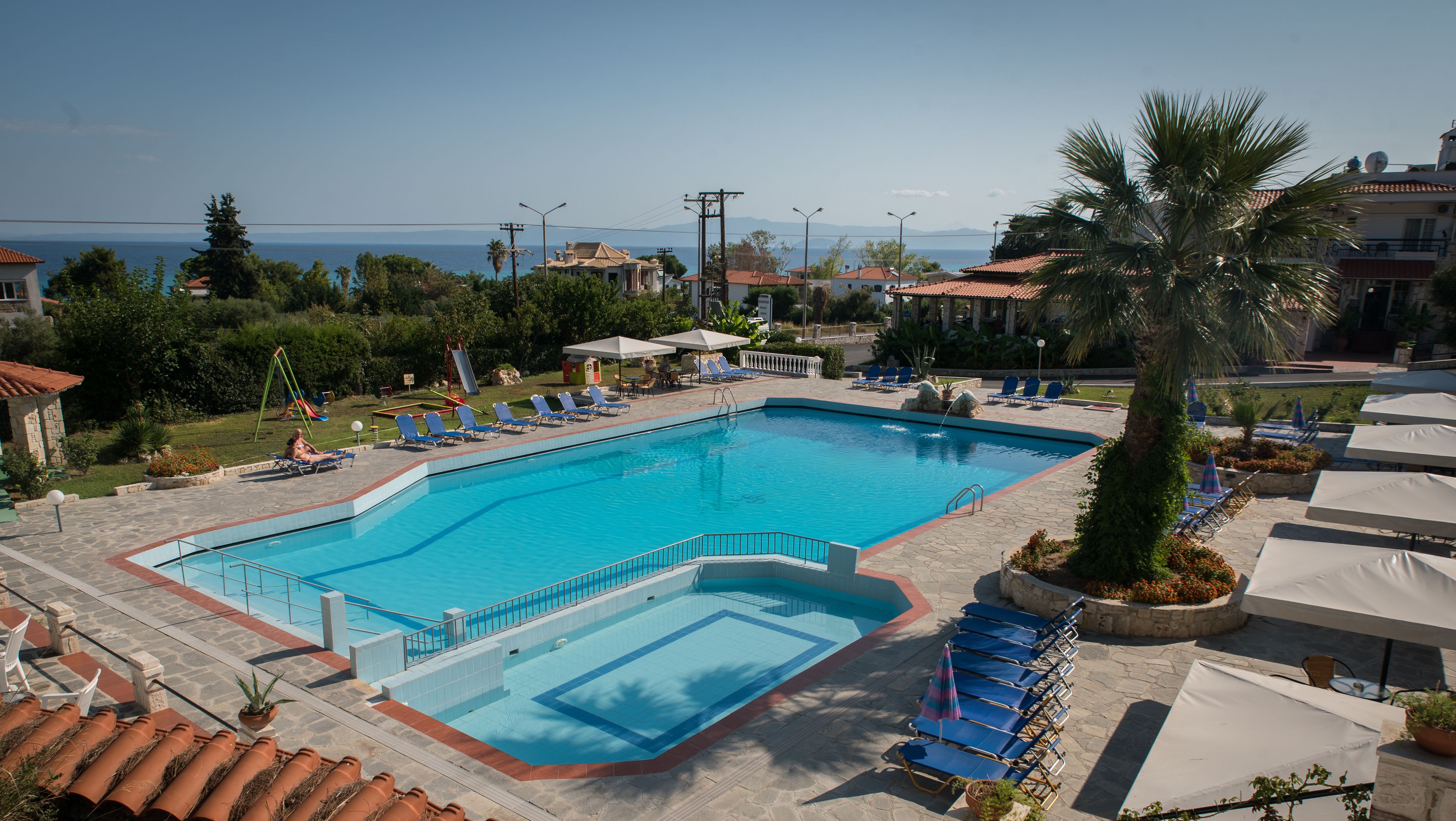 outdoor pool, pool loungers