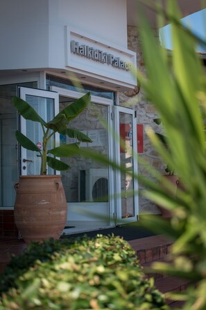 Property entrance - Halkidiki Palace (Kassandra)