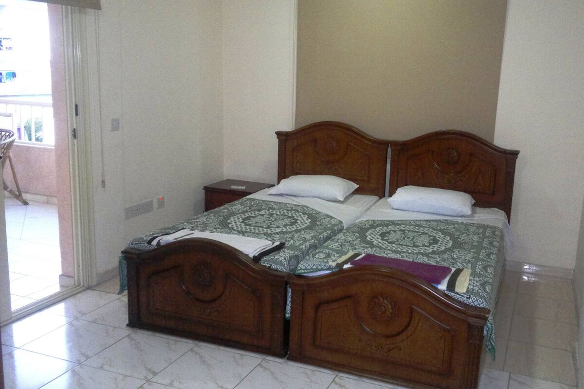 1 habitación, escritorio y tabla de planchar con plancha