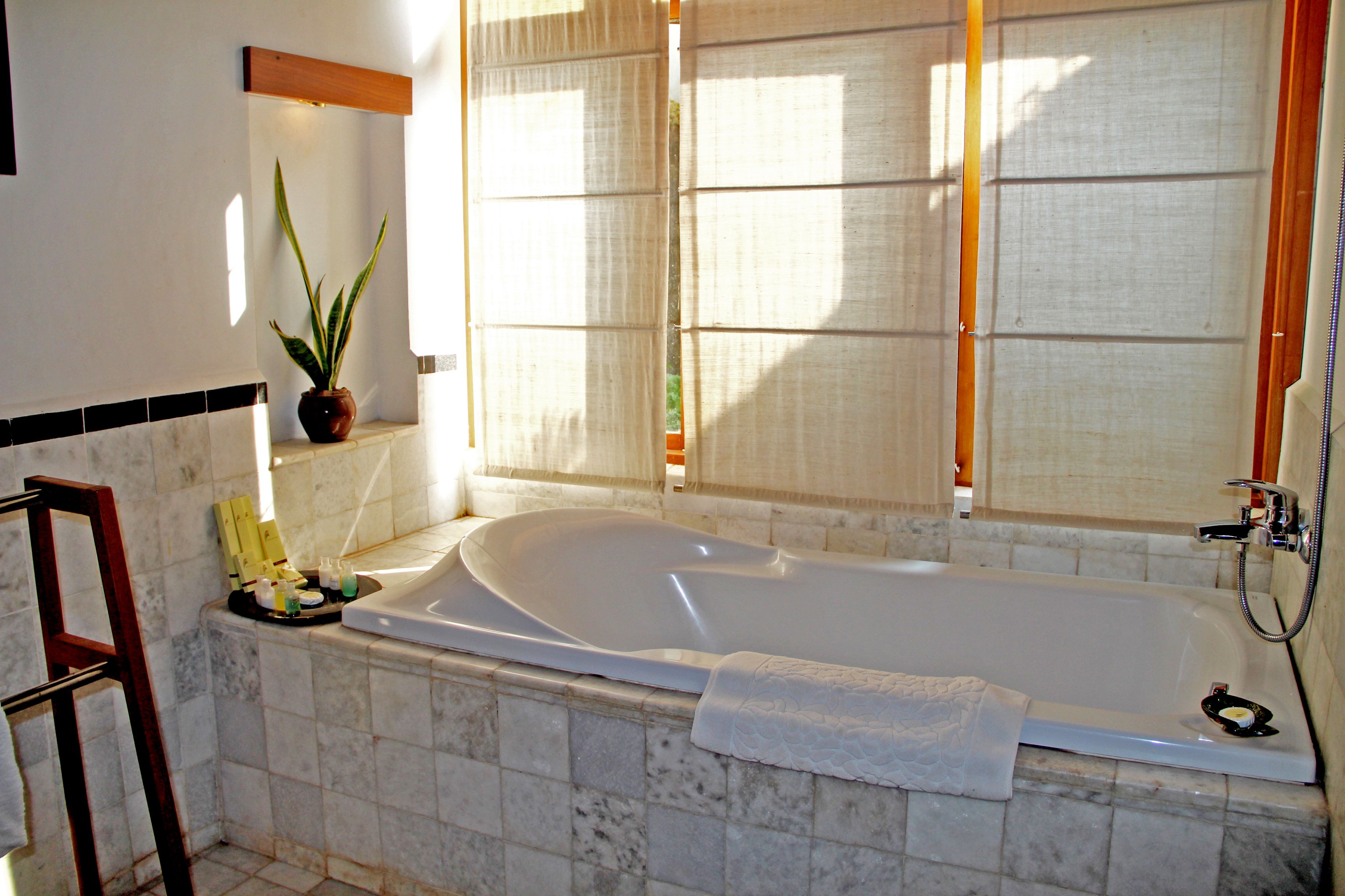 deep-soaking bathtub