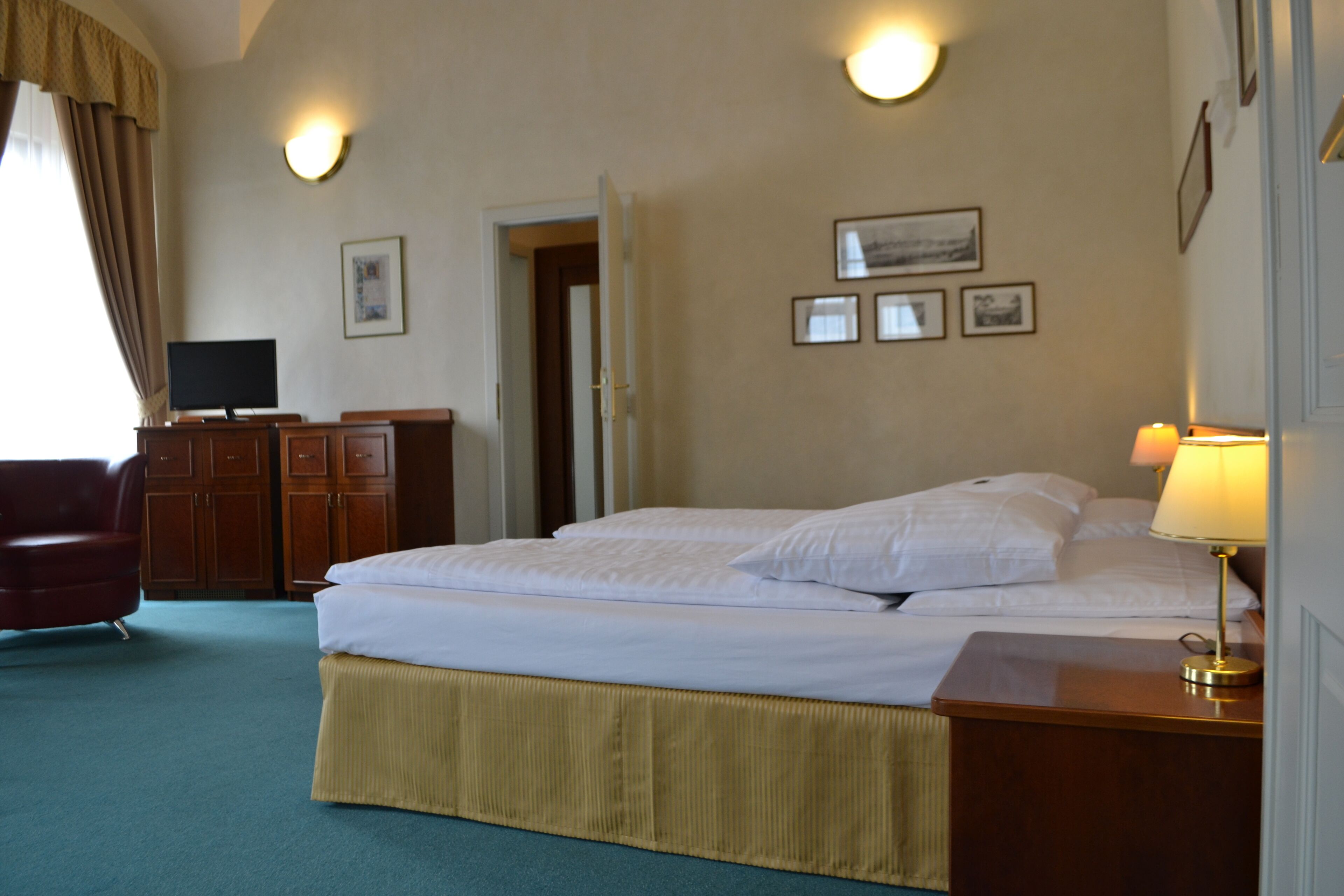 deluxe double room | in-room safe, desk, iron/ironing board, free wifi