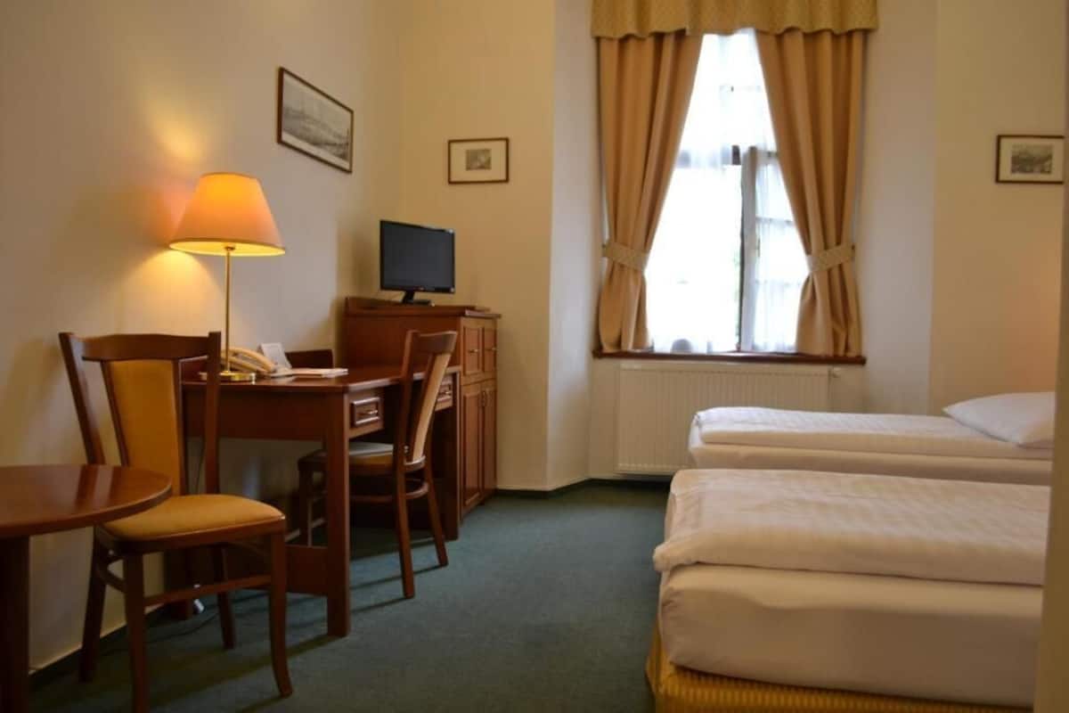 Camera con letto matrimoniale o 2 letti singoli | Una cassaforte in camera, una scrivania, ferro/asse da stiro