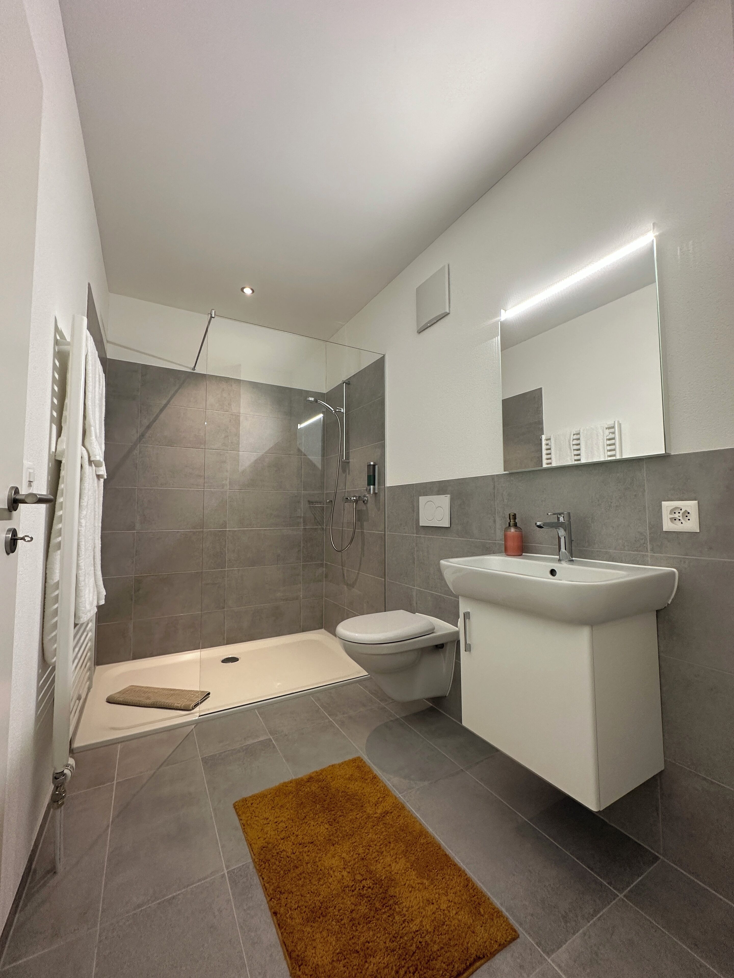 double room, private bathroom | bathroom | towels