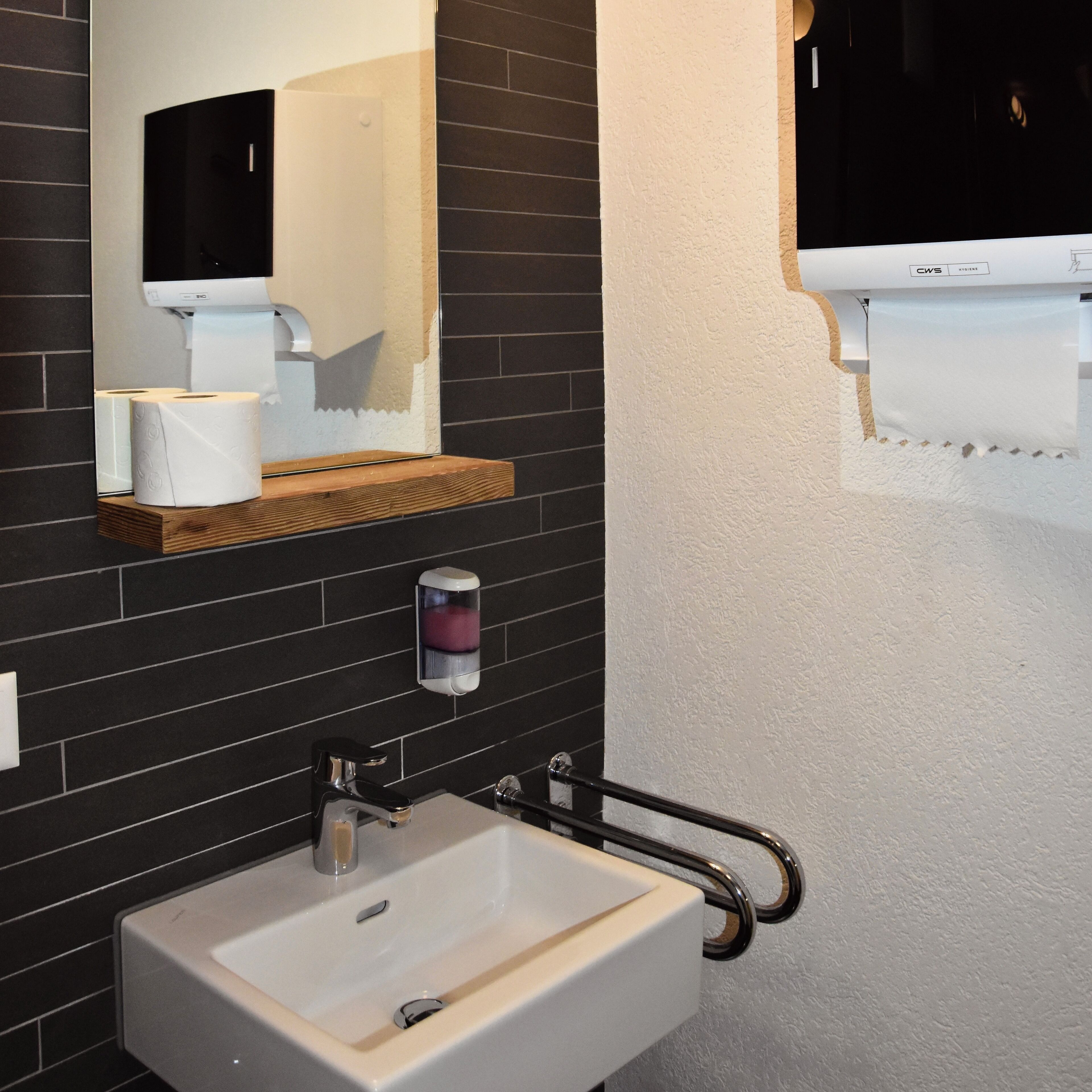 economy single room (with shower) | bathroom | towels