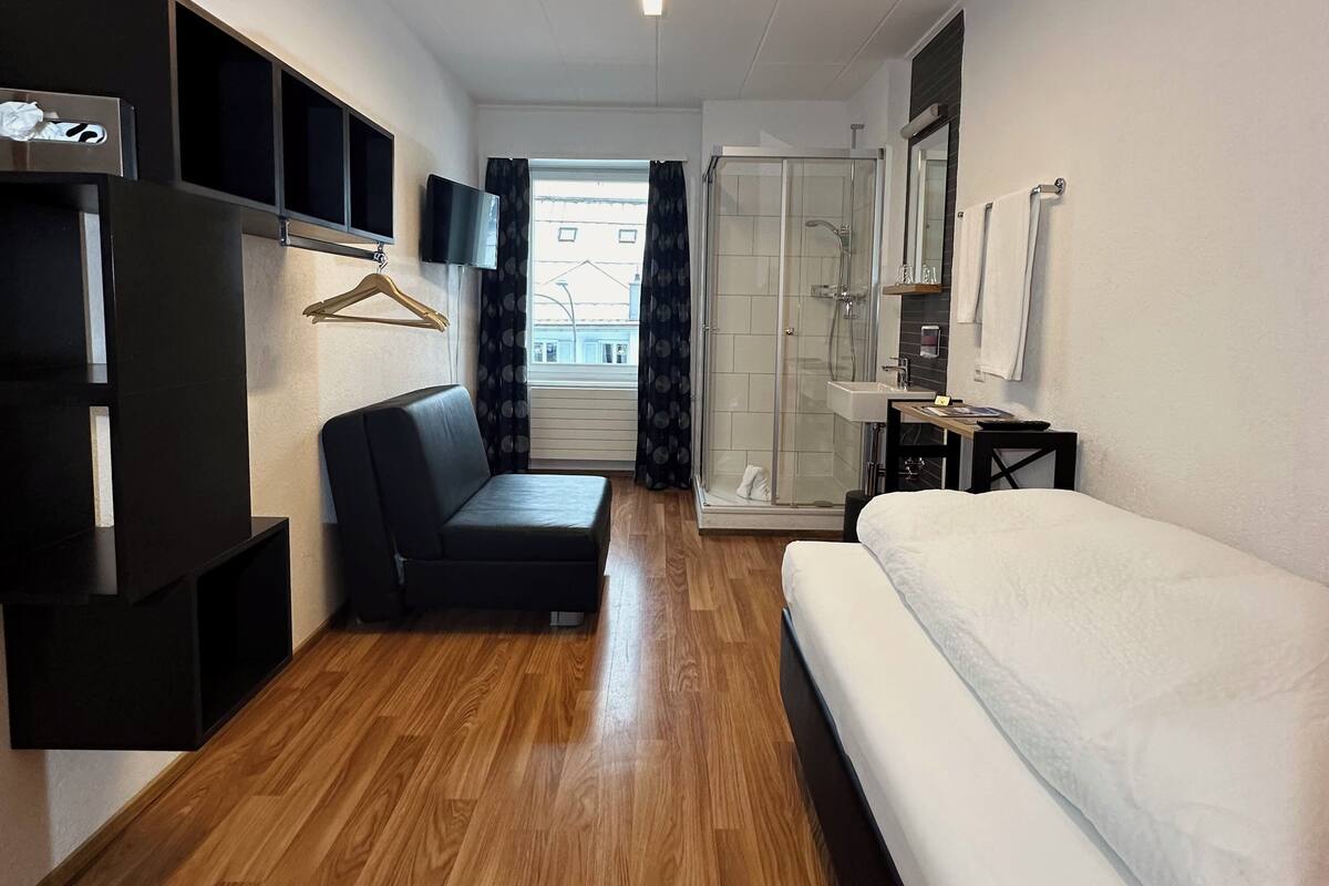 economy single room (with shower) | 1 bedroom, desk, soundproofing, free wifi