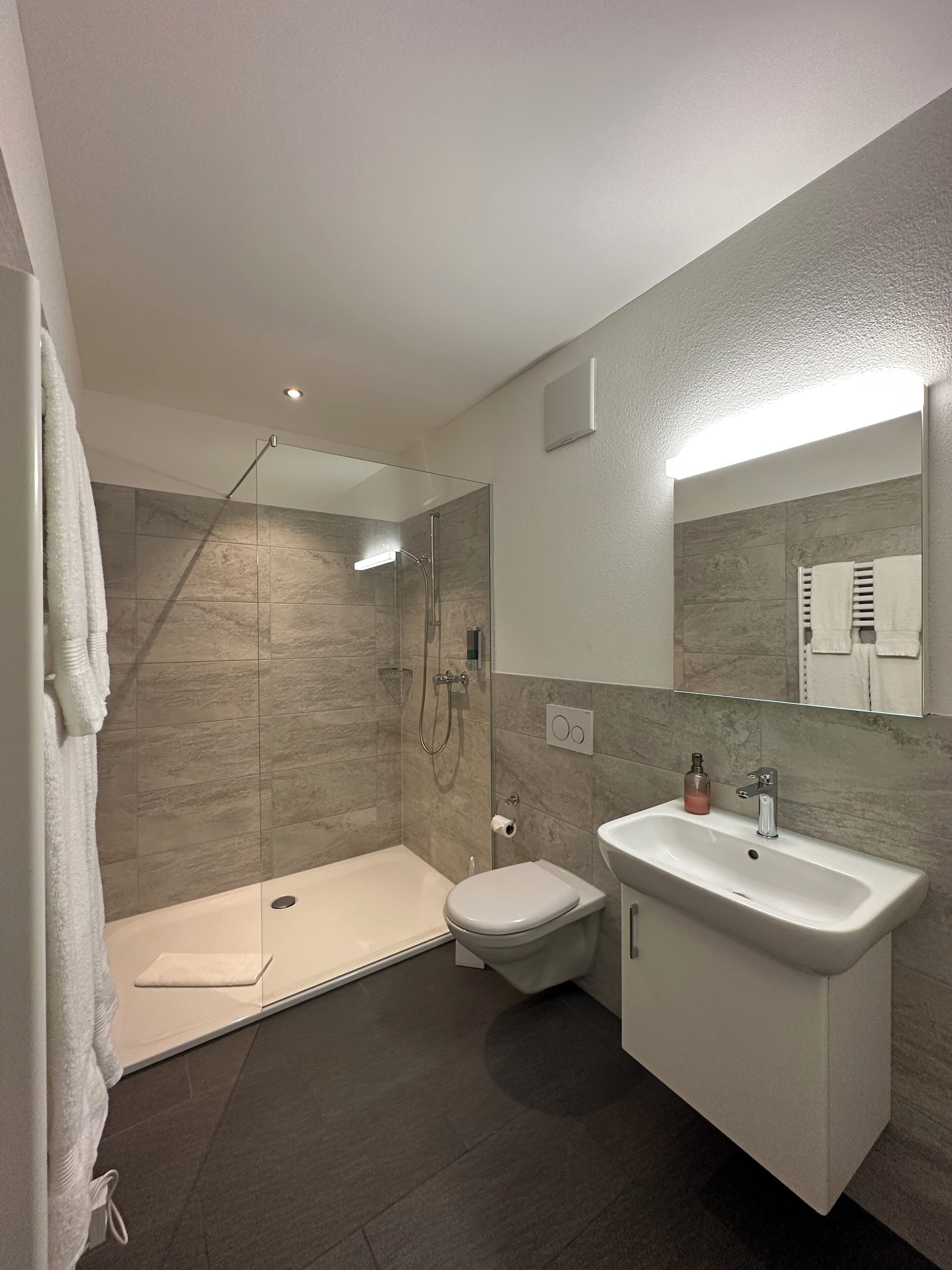 double room, private bathroom | bathroom | towels