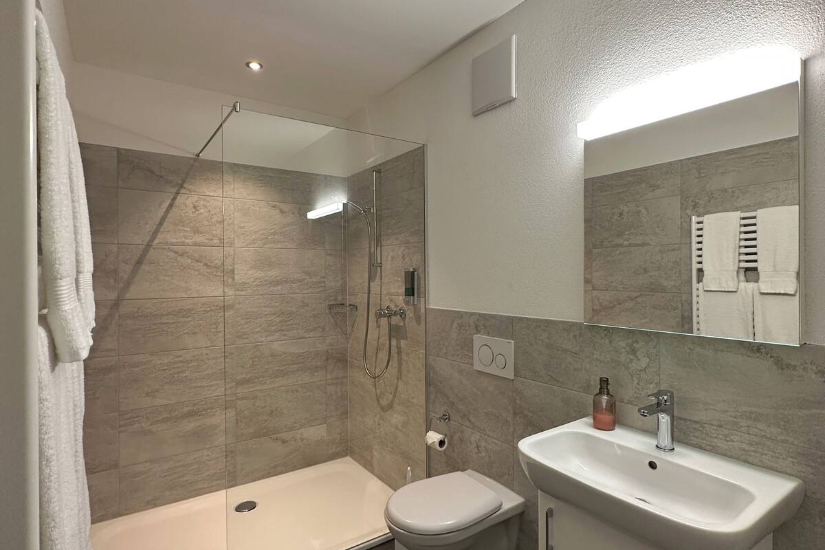double room, private bathroom | bathroom | towels