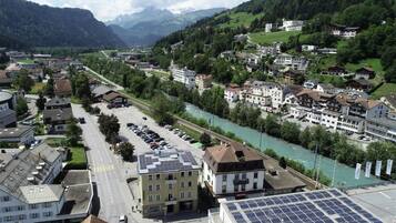 Eine Stadt mit einem Fluss, Gebäuden und einer Straße.