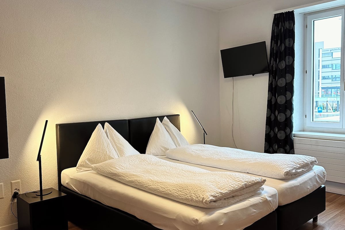 Basic Double Room, Shared Bathroom | Desk, soundproofing, WiFi (free), bed sheets