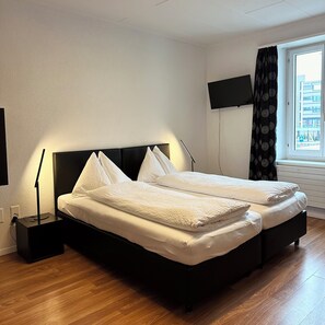 Basic Double Room, Shared Bathroom | Desk, soundproofing, free WiFi, bed sheets - Hotel Rätia (Ilanz)