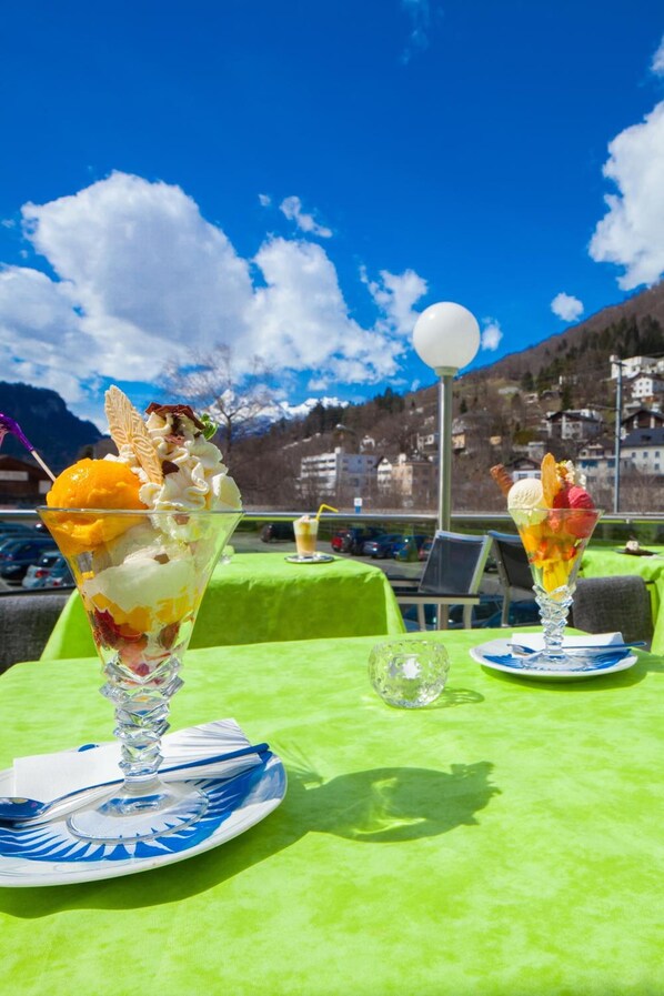 Mittagessen und Abendessen, regionale KĂŒche