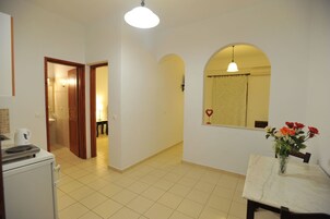 Apartamento, 1 habitación | Zona de estar | Una televisión de pantalla plana