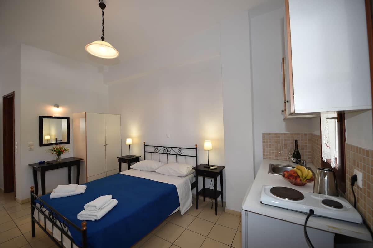 Comfort Studio | 1 bedroom, in-room safe, iron/ironing board, free WiFi