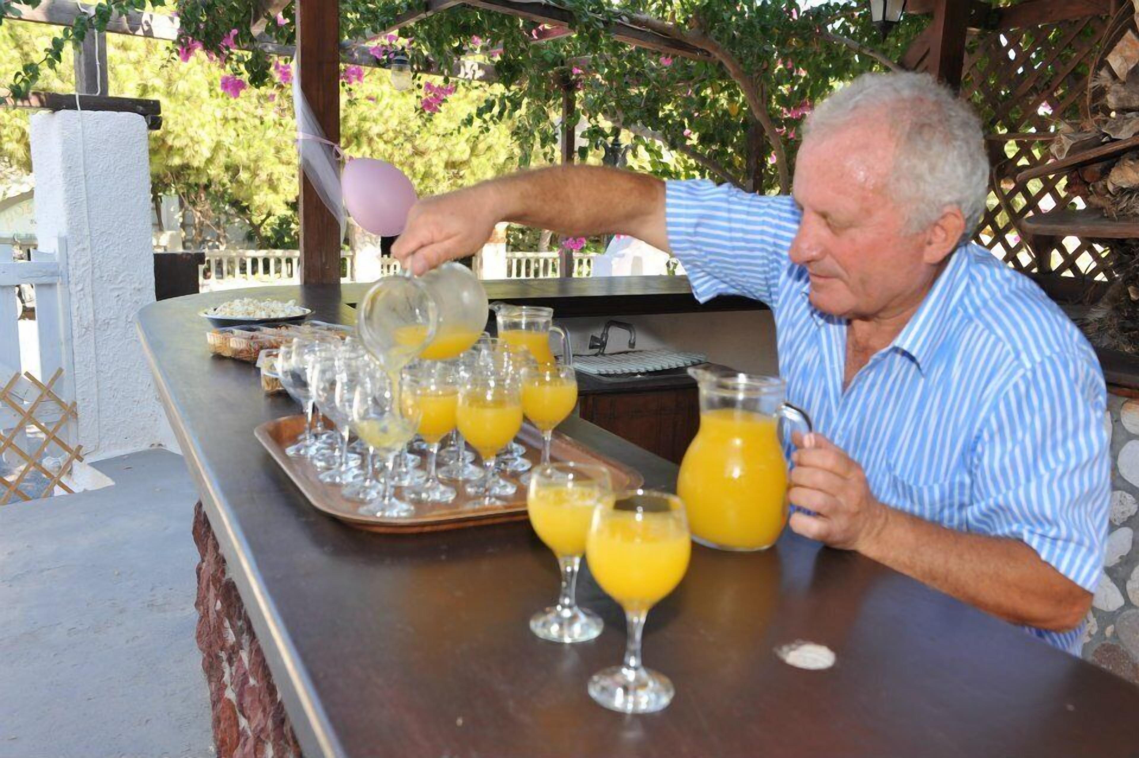 daily continental breakfast (eur 6 per person)