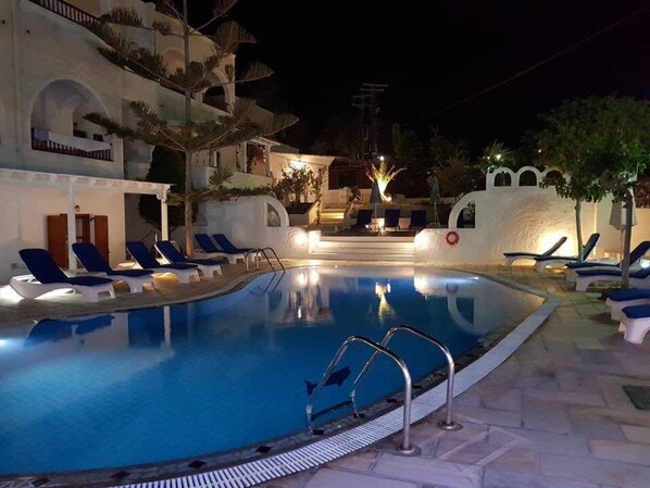 Seasonal outdoor pool, sun loungers - Sunflower Santorini (Santorini)