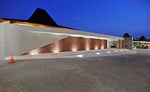 Fachada da propriedade à noite