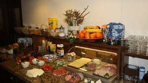 A buffet with various food items and condiments. - Pension Sartor (Altenberg)